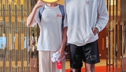 博万体育官方网站-因伤赛季报销！球迷晒与萨姆纳的合照 后者的膝盖上还绑着护具